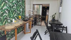 een keuken met tafels en stoelen in een kamer bij suítes Pitanga in Maceió
