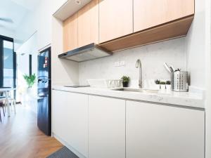 Η κουζίνα ή μικρή κουζίνα στο Majestic Residence Infinity Pool with KLCC View