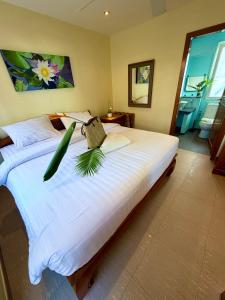 Postel nebo postele na pokoji v ubytování Tankini Beachfront Villa