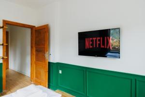 TV a/nebo společenská místnost v ubytování Paganini House close to Center and Rowing Canal