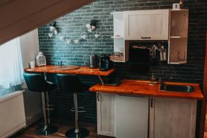 Kuchyň nebo kuchyňský kout v ubytování Apartmány v ráji (Českém) + 60 fotografií