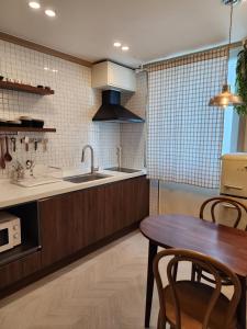 Kuchyň nebo kuchyňský kout v ubytování 대전야구장 대전감성숙소 대전역 성심당 문창시장 담빛스테이