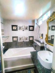 Un baño de Crown Hotel Bui Vien