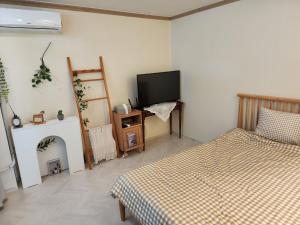 Postel nebo postele na pokoji v ubytování 대전야구장 대전감성숙소 대전역 성심당 문창시장 담빛스테이 + 8 fotografií