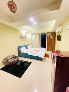 The cozy homes في دهرادون: غرفة نوم بها سرير وتلفزيون