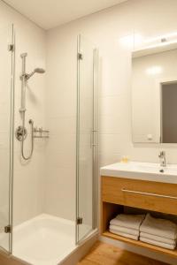 WallseeにあるGasthof Grünlingのシャワーと洗面台付きのバスルーム