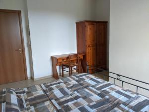 une chambre avec un lit, une commode et un bureau dans l'établissement Le sei palme B&B, à Terralba 6 autres photos