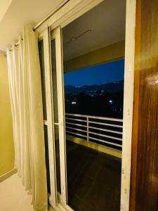 The cozy homes في دهرادون: نافذة مطلة على شرفة