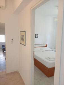 Postel nebo postele na pokoji v ubytování Haris Papa Villa Kallithea Halkidiki