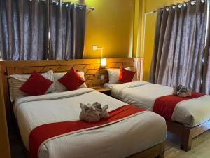 Ένα ή περισσότερα κρεβάτια σε δωμάτιο στο Hotel Fewa Suites Pvt Ltd