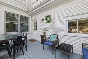 Patio nebo venkovní prostory v ubytování Gorgeous Historical Mansion on the Lake Front