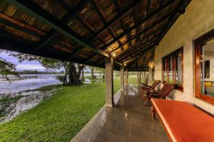 Vista de un río que corre cerca del resort