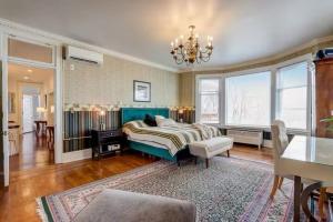 Postel nebo postele na pokoji v ubytování Gorgeous Historical Mansion on the Lake Front