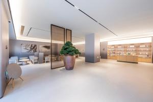 a room with a large pot with a plant in it at JI Hotel Shanghai Pudong International Airport Huinan in Shanghai