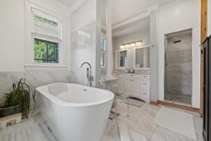 Koupelna v ubytování Gorgeous Historical Mansion on the Lake Front + 51 fotografií
