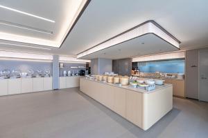 Η κουζίνα ή μικρή κουζίνα στο JI Hotel Shanghai Pudong International Airport Huinan