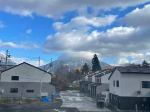 Cảnh núi rừng hoặc tầm nhìn ra núi từ nhà khách