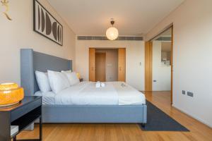 sypialnia z dużym łóżkiem i stołem w obiekcie Stylish 1BR Retreat Al Sana, Al Raha Beach w Abu Zabi +54 zdjęcia