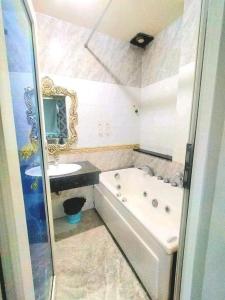 Un baño de Crown Hotel Bui Vien 19 fotos más