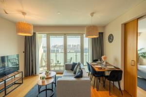 salon z kanapą i stołem w obiekcie Stylish 1BR Retreat Al Sana, Al Raha Beach w Abu Zabi