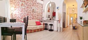 a living room with a couch and a table at Casita Arenal in El Arenal