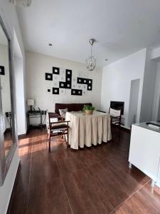a living room with a table and chairs and a couch at Alcalá zona Centro in Alcalá la Real