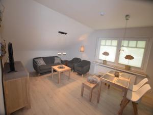 een woonkamer met een bank en een tafel bij Ferienwohnungen Ambiente-Schmidt in Wiemeringhausen