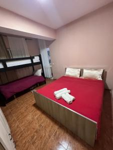 een slaapkamer met een bed met twee witte handdoeken erop bij Open Door Hostel in Tirana
