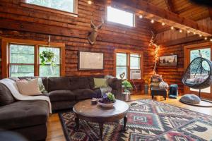 a living room with a couch and a table at Perfect Family Cabin 3 Bedrooms in Northfield