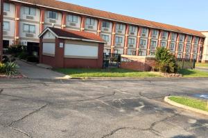 an empty street in front of a large building at Broadway INN & SUITES OKC in Oklahoma City