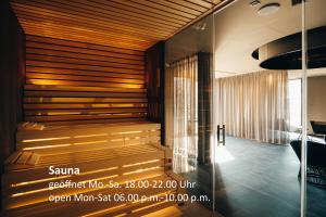 ein Zimmer mit Sauna in einem Gebäude in der Unterkunft VILOTEL - Hotel & Restaurant in Oberkochen