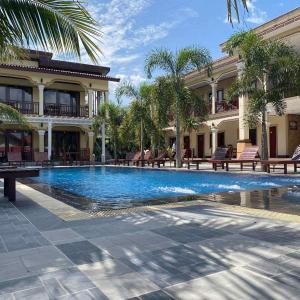 een zwembad voor een gebouw bij Lebijou Guesthouse - Konesavath in Don Det