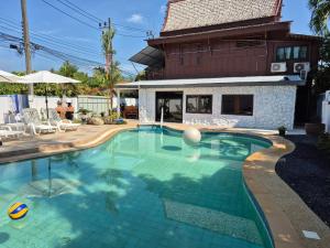 een zwembad voor een huis bij Nur Nur House in Ban Nong Chaeng