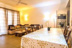 Roches NoiresにあるAzuri Ocean & Golf Village - Elegant 3-Bedroom Apartment with Private Garden, Beach & Pool Access in Roches Noiresのテーブルとソファのあるリビングルーム