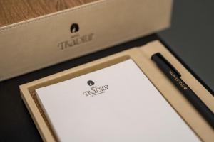 Ein Tablet liegt neben einer Schachtel mit einem Stift in der Unterkunft Tradiup Hotel by the Designers in Seoul