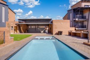 Bazén v ubytování Home Affairs by Waterfall nebo v jeho okolí