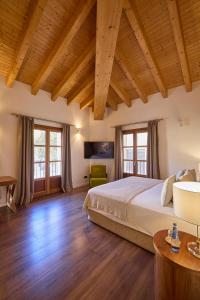 パルマ・デ・マヨルカにあるHotel Bosch Boutiqueの大きなベッドと木製の天井のある寝室