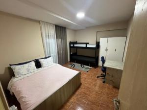 een slaapkamer met een bed, een bureau en een spiegel bij Open Door Hostel in Tirana