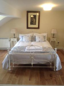sypialnia z dużym białym łóżkiem z poduszkami w obiekcie Brownes Town House w mieście Dungarvan