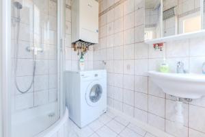 Un baño con lavadora y lavabo. en Apartment with 3 Bedrooms, en Krems an der Donau