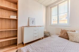 Una habitación blanca con una cama y una ventana en Apartment with 3 Bedrooms, en Krems an der Donau