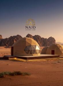 twee koepeltenten in de woestijn met het nad-logo bij Wadi Rum NAJD Luxury Camp in Wadi Rum