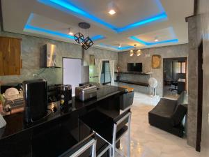 ランタ島にあるThawat Villa Boutique Resortの天井に青い照明が付くキッチン