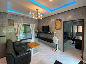 ランタ島にあるThawat Villa Boutique Resortのソファとテーブルのあるリビングルーム