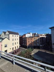 una vista de una ciudad con edificios y una barandilla en Enjoy a stylish experience at this centrally-located place !, en Dublín