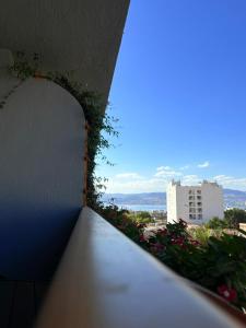 un balcón con vista a un edificio en Aroma Hotel, en Áqaba