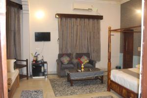 TV a/nebo společenská místnost v ubytování Royal Jungle Kothi