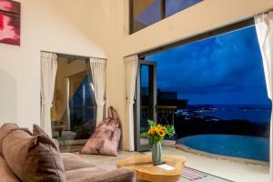 sala de estar con sofá y ventana grande de cristal en Villa Seaview Majestic, en Chaweng Noi Beach