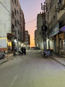 eine leere Stadtstraße mit Leuten, die auf der Straße laufen in der Unterkunft The Ultimate Beachfront Oasis in Karatschi