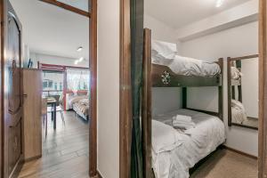 Postel nebo postele na pokoji v ubytování Prestige Eleven In The Center Of Town - Happy Rentals